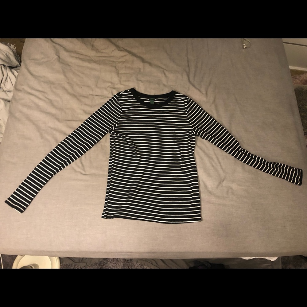 Fitted white and black striped long sleeve